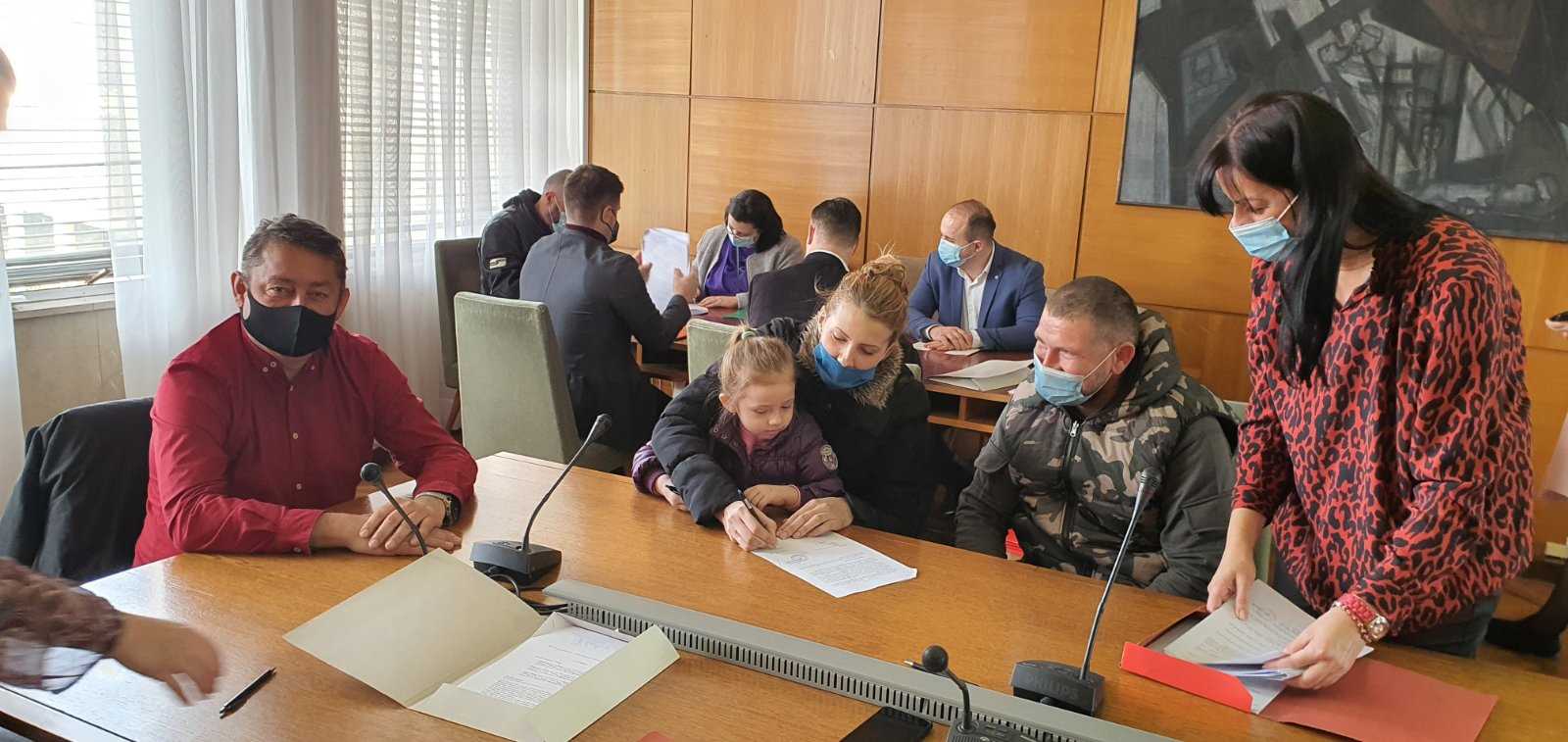 ugovori-za-kuce-6 Još šest porodica dobija bespovratna sredstva za kupovinu kuća