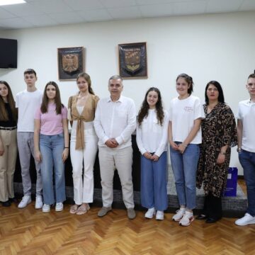 PREDSEDNIK MELJANAC URUČIO NAGRADE NAJBOLJIM UČENICIMA OPŠTINE SEČANJ