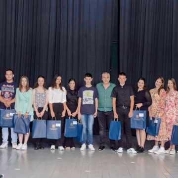 Predsednik Meljanac uručio Vidovdanske nagrade opštine Sečanj najboljim učenicima