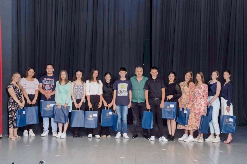 Predsednik Meljanac uručio Vidovdanske nagrade opštine Sečanj najboljim učenicima