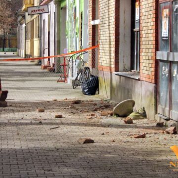 Zgrada u centru Jaše počela da se ruši