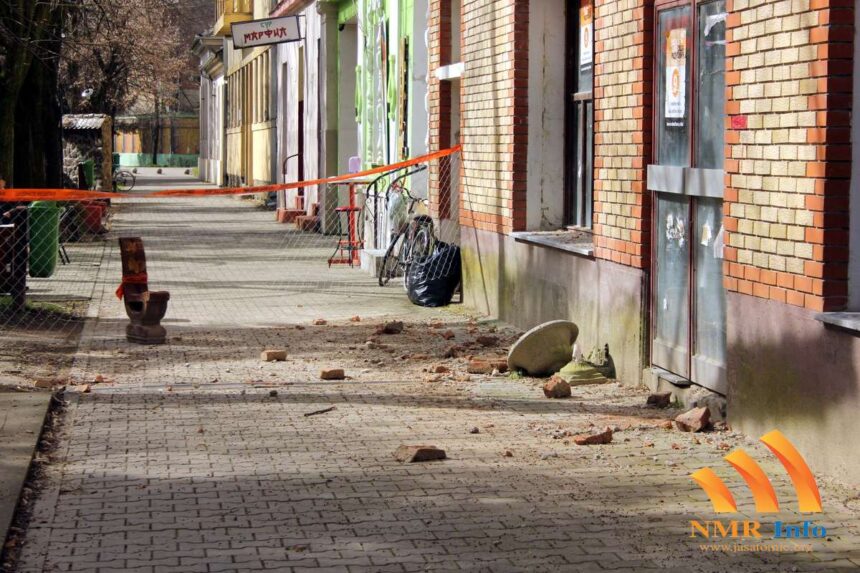 Zgrada u centru Jaše počela da se ruši