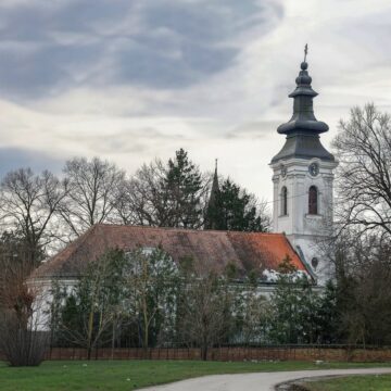 Hram Svetog oca Nikolaja u Jaši Tomiću – vekovi vere, umetnosti i tradicije Hram Svetog oca Nikolaja u Jaši Tomiću – vekovi vere, umetnosti i tradicije